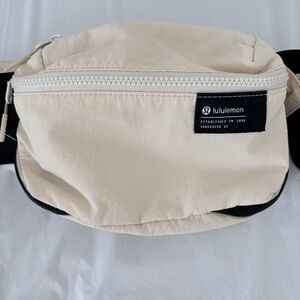 Lululemon | Clean Lines Belt Bag 2L | White Opal | EUC